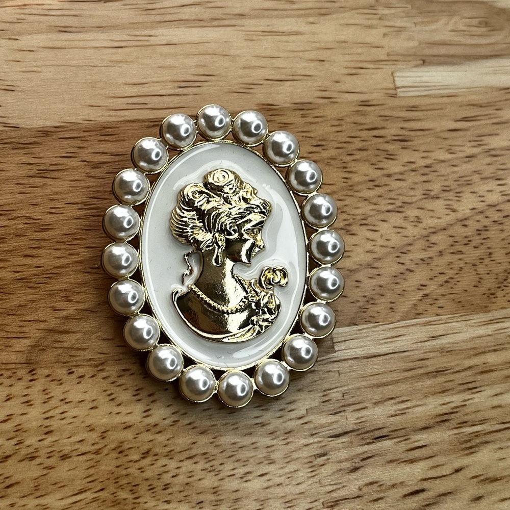 Elegant Gold and Pearl Cameo Brooch